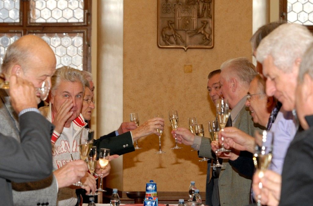 Dvě desítky hokejových legend, které velkou část své aktivní sportovní kariéry spojily s klubem v současné době působícím pod názvem HC Škoda Plzeň, přivítala v úterý odpoledne (3.12.2013) v obřadní síni radní pro sport Irena Rottová. Společně vzpomínali nejen na hokejová léta, ale diskutovali i o budoucnosti týmu, který vloni získal titul mistra Tipsport extraligy.