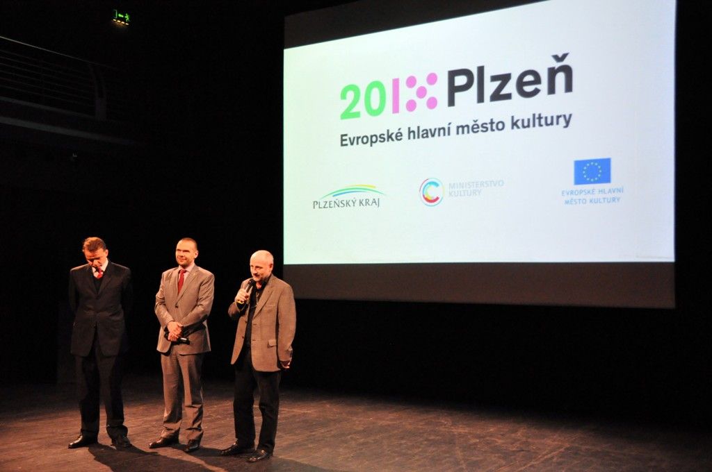 Za účasti ministra kultury Jiřího Balvína, primátora Martina Baxy a zástupce Evropské komise Jana Michala dnes (5.12.2013) představila společnost Plzeň 2015 v zaplněném sále pražského Divadla Archa program projektu Plzeň – Evropské hlavní město kultury v roce 2015. Podle uměleckého šéfa projektu Petra Formana má společnost v tuto chvíli naplánovaný a potvrzený hlavní program z 85 procent. Nabídne po celý rok přes 50 velkých kulturních událostí ve veřejném prostoru a 600 dalších akcí.