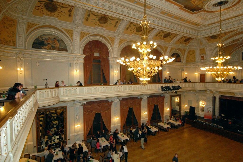 Dobrovolníkům a pracovníkům v sociálních službách patřil páteční večer v Měšťanské besedě. Dobročinnost, která provází člověka od nepaměti jako jedna z důležitých občanských ctností, ocenilo město Plzeň letos posedmé, den poté, co si mezinárodní společenství připomnělo práci všech dobrovolníků. Titul Zlatý anděl získal Jiří Lodr, ředitel Diecézní charity Plzeň, který v minulosti prohlásil, že jeho život nejvíce svým životem a láskou k lidem ovlivnili Jan Pavel II. a rodiče. (foto: 6.12.2013)