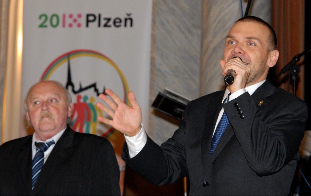 Dobrovolníkům a pracovníkům v sociálních službách patřil páteční večer v Měšťanské besedě. Dobročinnost, která provází člověka od nepaměti jako jedna z důležitých občanských ctností, ocenilo město Plzeň letos posedmé, den poté, co si mezinárodní společenství připomnělo práci všech dobrovolníků. Titul Zlatý anděl získal Jiří Lodr, ředitel Diecézní charity Plzeň, který v minulosti prohlásil, že jeho život nejvíce svým životem a láskou k lidem ovlivnili Jan Pavel II. a rodiče. (foto: 6.12.2013)