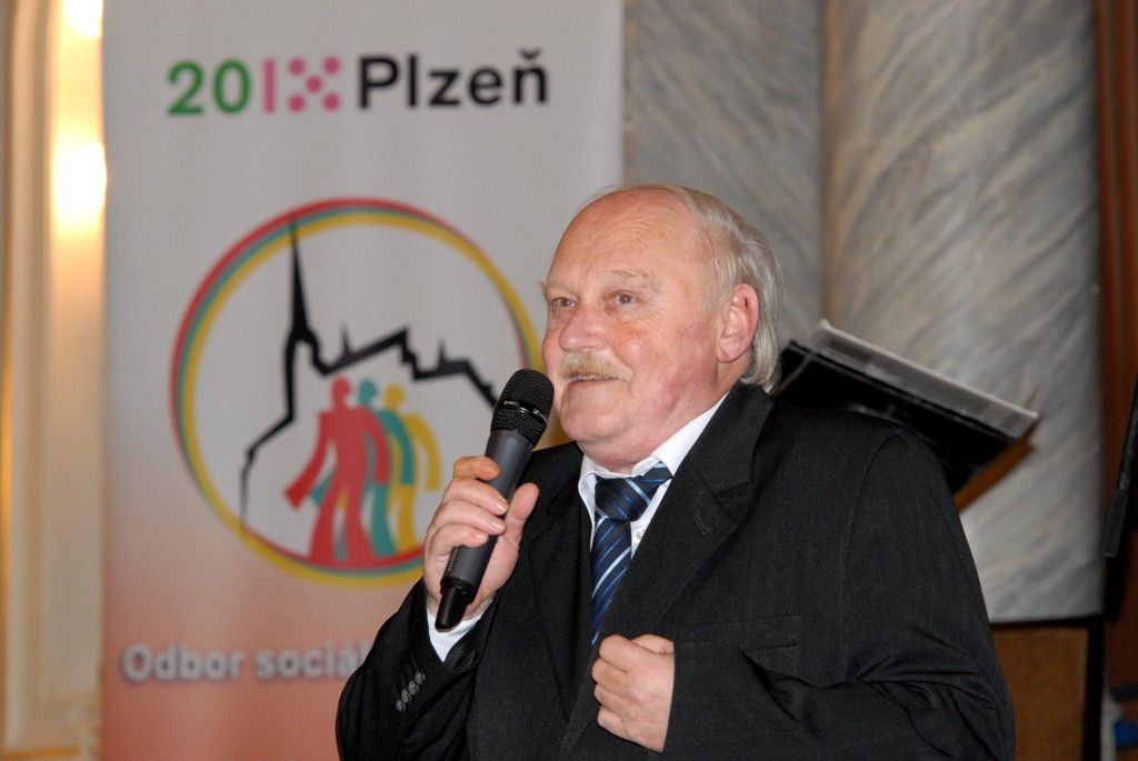 Dobrovolníkům a pracovníkům v sociálních službách patřil páteční večer v Měšťanské besedě. Dobročinnost, která provází člověka od nepaměti jako jedna z důležitých občanských ctností, ocenilo město Plzeň letos posedmé, den poté, co si mezinárodní společenství připomnělo práci všech dobrovolníků. Titul Zlatý anděl získal Jiří Lodr, ředitel Diecézní charity Plzeň, který v minulosti prohlásil, že jeho život nejvíce svým životem a láskou k lidem ovlivnili Jan Pavel II. a rodiče. (foto: 6.12.2013)