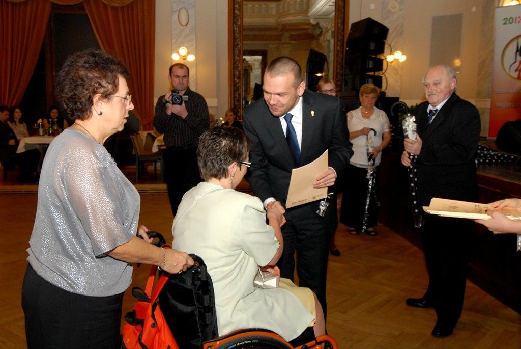 Dobrovolníkům a pracovníkům v sociálních službách patřil páteční večer v Měšťanské besedě. Dobročinnost, která provází člověka od nepaměti jako jedna z důležitých občanských ctností, ocenilo město Plzeň letos posedmé, den poté, co si mezinárodní společenství připomnělo práci všech dobrovolníků. Titul Zlatý anděl získal Jiří Lodr, ředitel Diecézní charity Plzeň, který v minulosti prohlásil, že jeho život nejvíce svým životem a láskou k lidem ovlivnili Jan Pavel II. a rodiče. (foto: 6.12.2013)