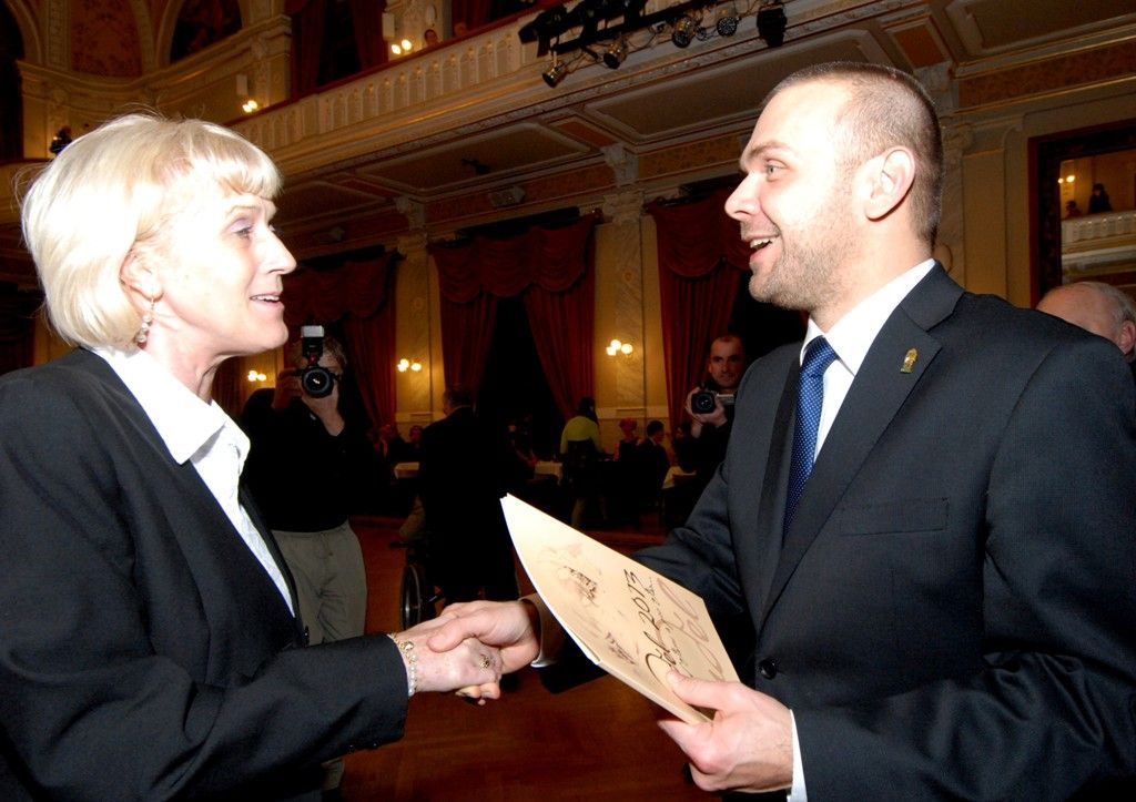 Dobrovolníkům a pracovníkům v sociálních službách patřil páteční večer v Měšťanské besedě. Dobročinnost, která provází člověka od nepaměti jako jedna z důležitých občanských ctností, ocenilo město Plzeň letos posedmé, den poté, co si mezinárodní společenství připomnělo práci všech dobrovolníků. Titul Zlatý anděl získal Jiří Lodr, ředitel Diecézní charity Plzeň, který v minulosti prohlásil, že jeho život nejvíce svým životem a láskou k lidem ovlivnili Jan Pavel II. a rodiče. (foto: 6.12.2013)