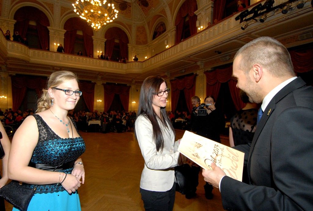 Dobrovolníkům a pracovníkům v sociálních službách patřil páteční večer v Měšťanské besedě. Dobročinnost, která provází člověka od nepaměti jako jedna z důležitých občanských ctností, ocenilo město Plzeň letos posedmé, den poté, co si mezinárodní společenství připomnělo práci všech dobrovolníků. Titul Zlatý anděl získal Jiří Lodr, ředitel Diecézní charity Plzeň, který v minulosti prohlásil, že jeho život nejvíce svým životem a láskou k lidem ovlivnili Jan Pavel II. a rodiče. (foto: 6.12.2013)