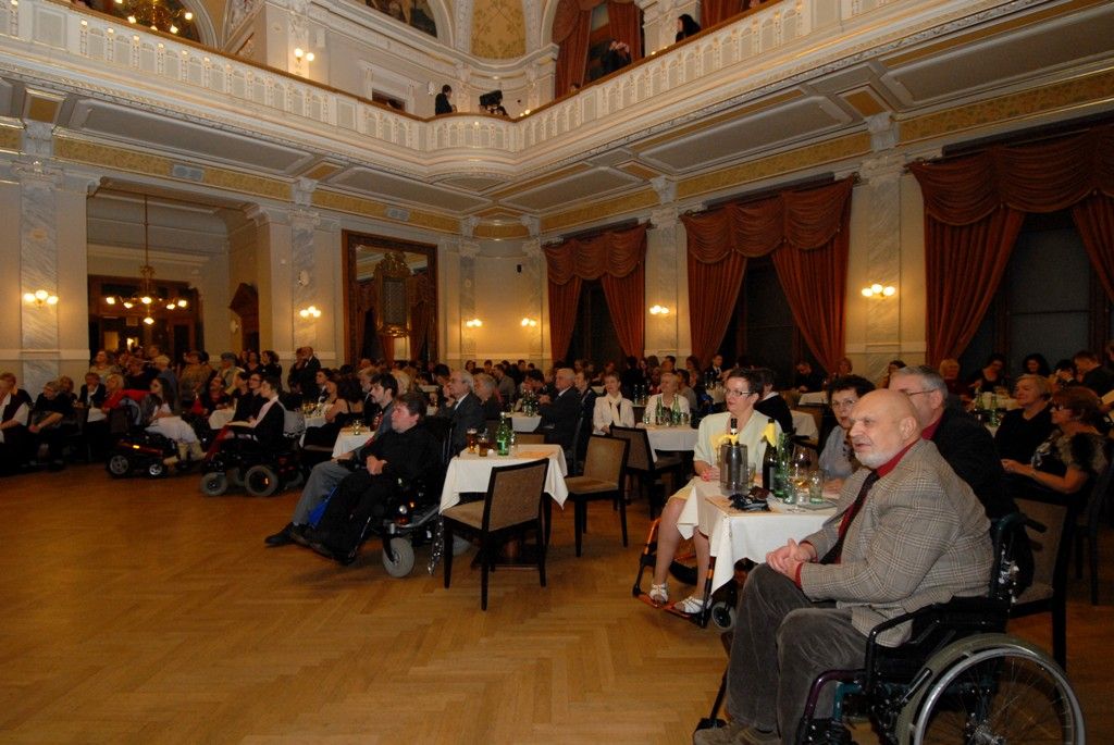 Dobrovolníkům a pracovníkům v sociálních službách patřil páteční večer v Měšťanské besedě. Dobročinnost, která provází člověka od nepaměti jako jedna z důležitých občanských ctností, ocenilo město Plzeň letos posedmé, den poté, co si mezinárodní společenství připomnělo práci všech dobrovolníků. Titul Zlatý anděl získal Jiří Lodr, ředitel Diecézní charity Plzeň, který v minulosti prohlásil, že jeho život nejvíce svým životem a láskou k lidem ovlivnili Jan Pavel II. a rodiče. (foto: 6.12.2013)