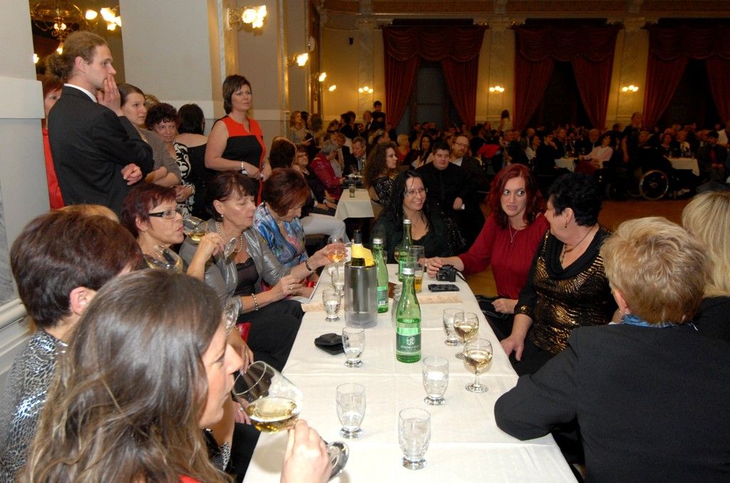 Dobrovolníkům a pracovníkům v sociálních službách patřil páteční večer v Měšťanské besedě. Dobročinnost, která provází člověka od nepaměti jako jedna z důležitých občanských ctností, ocenilo město Plzeň letos posedmé, den poté, co si mezinárodní společenství připomnělo práci všech dobrovolníků. Titul Zlatý anděl získal Jiří Lodr, ředitel Diecézní charity Plzeň, který v minulosti prohlásil, že jeho život nejvíce svým životem a láskou k lidem ovlivnili Jan Pavel II. a rodiče. (foto: 6.12.2013)
