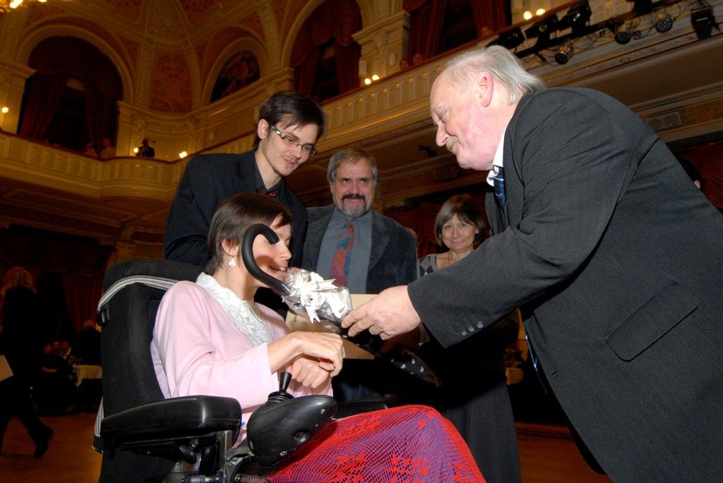 Dobrovolníkům a pracovníkům v sociálních službách patřil páteční večer v Měšťanské besedě. Dobročinnost, která provází člověka od nepaměti jako jedna z důležitých občanských ctností, ocenilo město Plzeň letos posedmé, den poté, co si mezinárodní společenství připomnělo práci všech dobrovolníků. Titul Zlatý anděl získal Jiří Lodr, ředitel Diecézní charity Plzeň, který v minulosti prohlásil, že jeho život nejvíce svým životem a láskou k lidem ovlivnili Jan Pavel II. a rodiče. (foto: 6.12.2013)