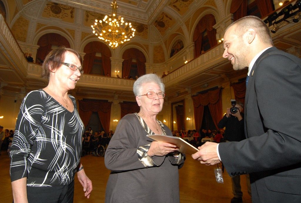 Dobrovolníkům a pracovníkům v sociálních službách patřil páteční večer v Měšťanské besedě. Dobročinnost, která provází člověka od nepaměti jako jedna z důležitých občanských ctností, ocenilo město Plzeň letos posedmé, den poté, co si mezinárodní společenství připomnělo práci všech dobrovolníků. Titul Zlatý anděl získal Jiří Lodr, ředitel Diecézní charity Plzeň, který v minulosti prohlásil, že jeho život nejvíce svým životem a láskou k lidem ovlivnili Jan Pavel II. a rodiče. (foto: 6.12.2013)