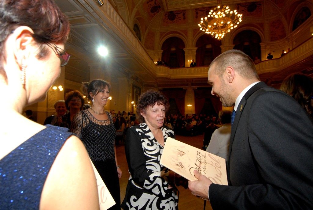 Dobrovolníkům a pracovníkům v sociálních službách patřil páteční večer v Měšťanské besedě. Dobročinnost, která provází člověka od nepaměti jako jedna z důležitých občanských ctností, ocenilo město Plzeň letos posedmé, den poté, co si mezinárodní společenství připomnělo práci všech dobrovolníků. Titul Zlatý anděl získal Jiří Lodr, ředitel Diecézní charity Plzeň, který v minulosti prohlásil, že jeho život nejvíce svým životem a láskou k lidem ovlivnili Jan Pavel II. a rodiče. (foto: 6.12.2013)