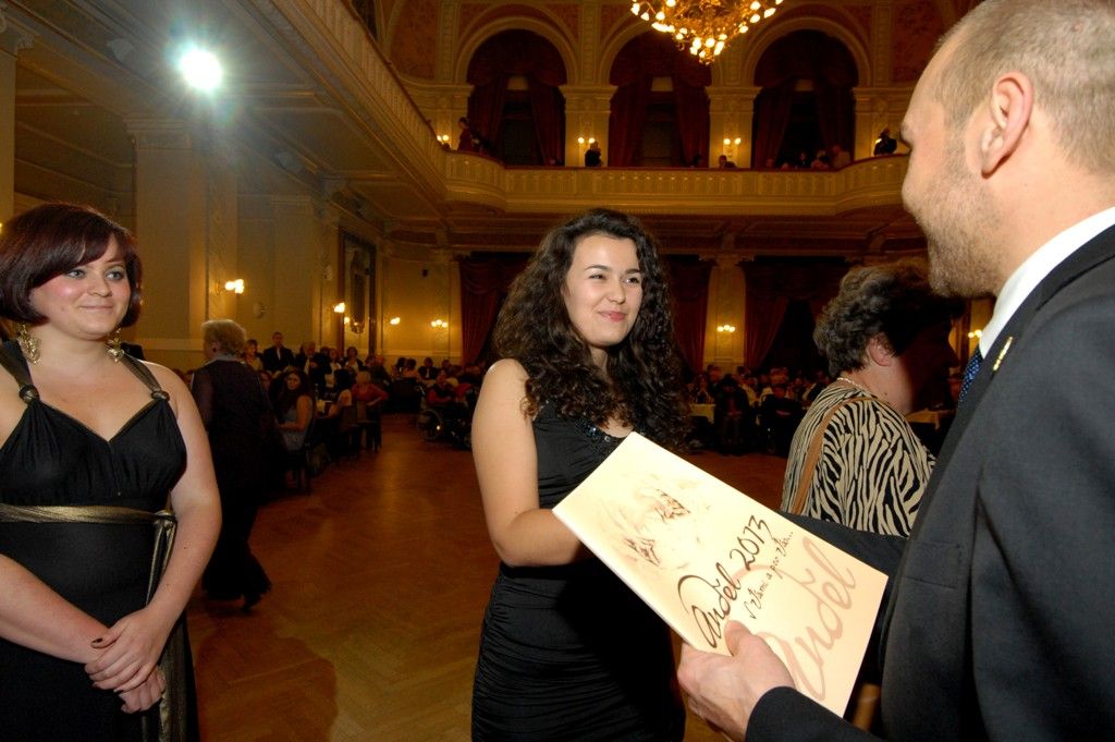 Dobrovolníkům a pracovníkům v sociálních službách patřil páteční večer v Měšťanské besedě. Dobročinnost, která provází člověka od nepaměti jako jedna z důležitých občanských ctností, ocenilo město Plzeň letos posedmé, den poté, co si mezinárodní společenství připomnělo práci všech dobrovolníků. Titul Zlatý anděl získal Jiří Lodr, ředitel Diecézní charity Plzeň, který v minulosti prohlásil, že jeho život nejvíce svým životem a láskou k lidem ovlivnili Jan Pavel II. a rodiče. (foto: 6.12.2013)