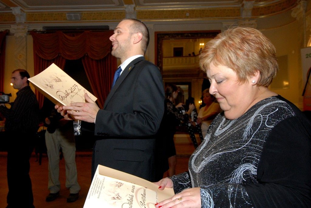 Dobrovolníkům a pracovníkům v sociálních službách patřil páteční večer v Měšťanské besedě. Dobročinnost, která provází člověka od nepaměti jako jedna z důležitých občanských ctností, ocenilo město Plzeň letos posedmé, den poté, co si mezinárodní společenství připomnělo práci všech dobrovolníků. Titul Zlatý anděl získal Jiří Lodr, ředitel Diecézní charity Plzeň, který v minulosti prohlásil, že jeho život nejvíce svým životem a láskou k lidem ovlivnili Jan Pavel II. a rodiče. (foto: 6.12.2013)
