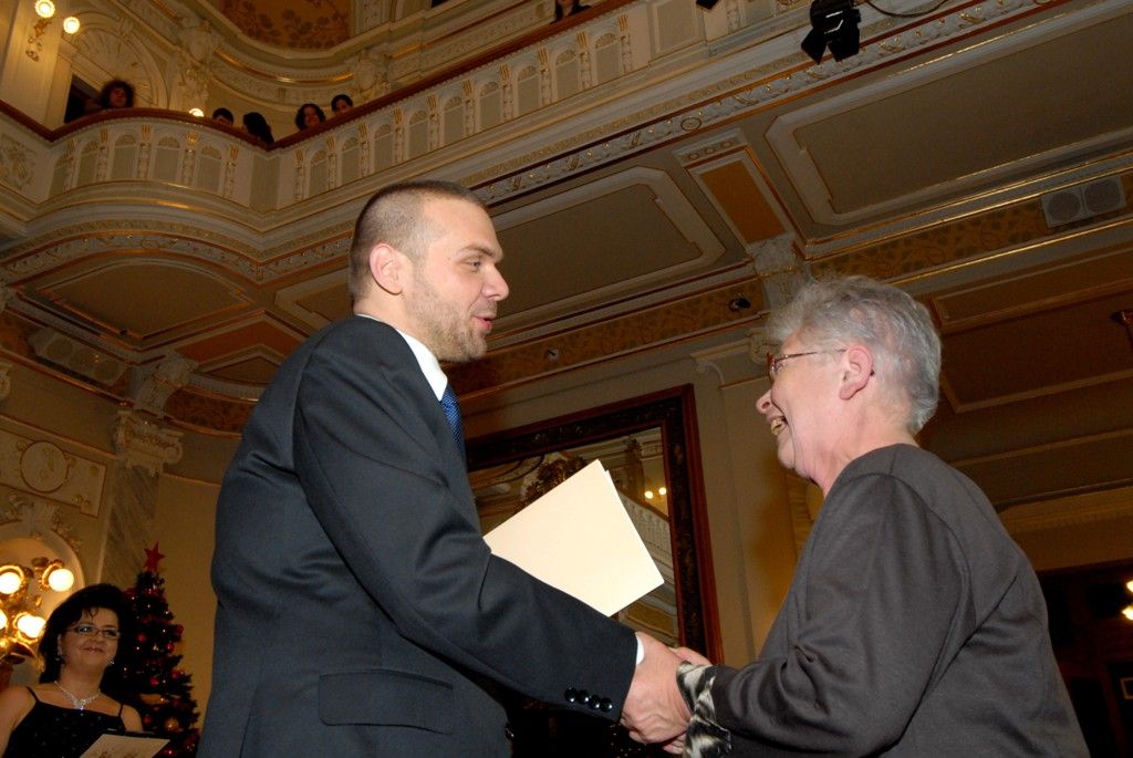 Dobrovolníkům a pracovníkům v sociálních službách patřil páteční večer v Měšťanské besedě. Dobročinnost, která provází člověka od nepaměti jako jedna z důležitých občanských ctností, ocenilo město Plzeň letos posedmé, den poté, co si mezinárodní společenství připomnělo práci všech dobrovolníků. Titul Zlatý anděl získal Jiří Lodr, ředitel Diecézní charity Plzeň, který v minulosti prohlásil, že jeho život nejvíce svým životem a láskou k lidem ovlivnili Jan Pavel II. a rodiče. (foto: 6.12.2013)