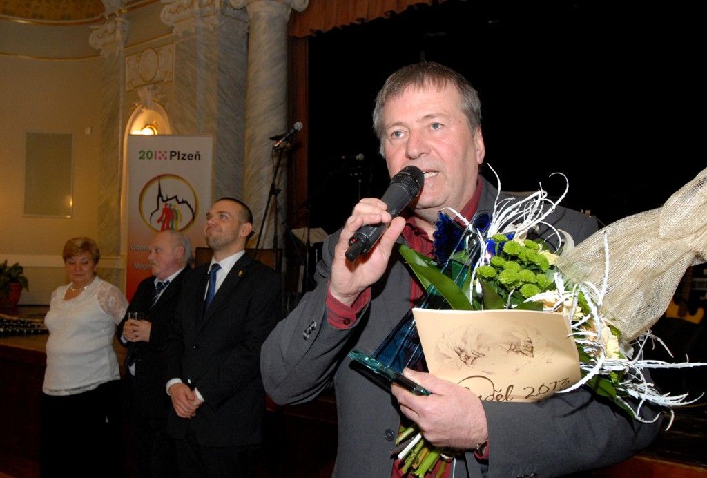 Dobrovolníkům a pracovníkům v sociálních službách patřil páteční večer v Měšťanské besedě. Dobročinnost, která provází člověka od nepaměti jako jedna z důležitých občanských ctností, ocenilo město Plzeň letos posedmé, den poté, co si mezinárodní společenství připomnělo práci všech dobrovolníků. Titul Zlatý anděl získal Jiří Lodr, ředitel Diecézní charity Plzeň, který v minulosti prohlásil, že jeho život nejvíce svým životem a láskou k lidem ovlivnili Jan Pavel II. a rodiče. (foto: 6.12.2013)