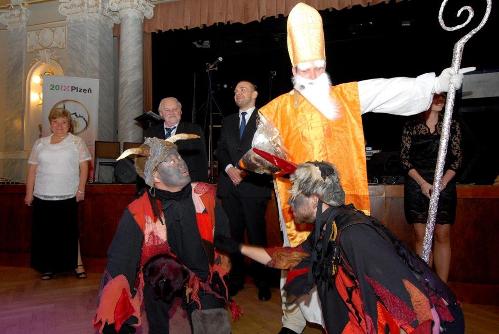 Dobrovolníkům a pracovníkům v sociálních službách patřil páteční večer v Měšťanské besedě. Dobročinnost, která provází člověka od nepaměti jako jedna z důležitých občanských ctností, ocenilo město Plzeň letos posedmé, den poté, co si mezinárodní společenství připomnělo práci všech dobrovolníků. Titul Zlatý anděl získal Jiří Lodr, ředitel Diecézní charity Plzeň, který v minulosti prohlásil, že jeho život nejvíce svým životem a láskou k lidem ovlivnili Jan Pavel II. a rodiče. (foto: 6.12.2013)