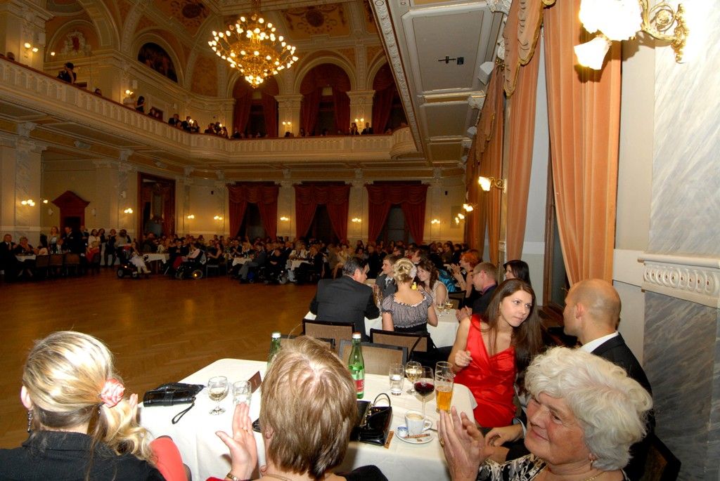 Dobrovolníkům a pracovníkům v sociálních službách patřil páteční večer v Měšťanské besedě. Dobročinnost, která provází člověka od nepaměti jako jedna z důležitých občanských ctností, ocenilo město Plzeň letos posedmé, den poté, co si mezinárodní společenství připomnělo práci všech dobrovolníků. Titul Zlatý anděl získal Jiří Lodr, ředitel Diecézní charity Plzeň, který v minulosti prohlásil, že jeho život nejvíce svým životem a láskou k lidem ovlivnili Jan Pavel II. a rodiče. (foto: 6.12.2013)