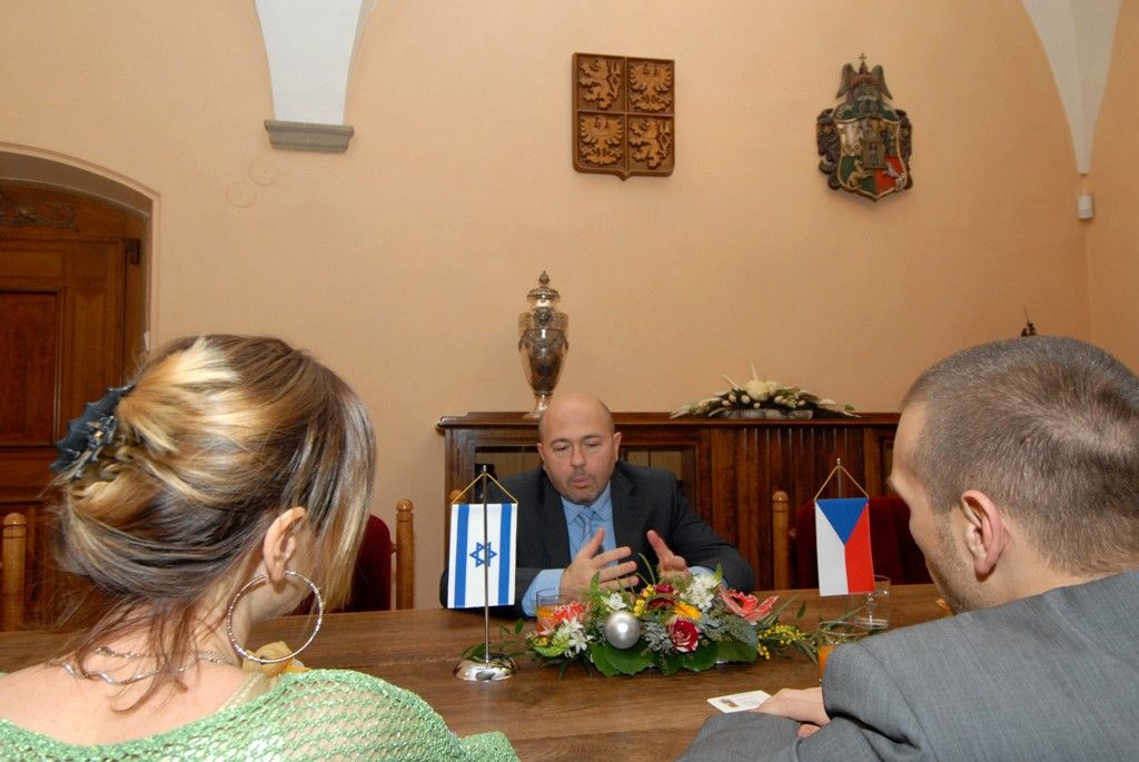 Mimořádný a zplnomocněný velvyslanec Izraele J. E. Gary Koren navštívil poprvé během svého čtyřměsíčního působení v České republice Plzeň. Kromě debaty se studenty Sportovního gymnázia, prohlídky Plzeňského Prazdroje a setkání na hejtmanství Plzeňského kraje zavítal na plzeňskou radnici, kde jej přijal primátor Martin Baxa. „Tradice dobrých vztahů mezi našimi zeměmi je dlouhodobá. Mojí prioritou je pracovat více s regiony a Plzeň je jedním z významných center České republiky,“ uvedl velvyslanec. Nabídl městu spolupráci jak v oblasti kulturní, tak ekonomické a nastínil rovněž možnost navázání partnerství mezi univerzitami. (foto: 10.12.2013)