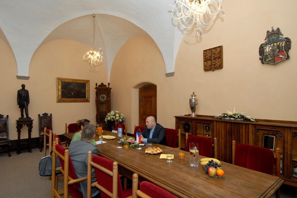 Mimořádný a zplnomocněný velvyslanec Izraele J. E. Gary Koren navštívil poprvé během svého čtyřměsíčního působení v České republice Plzeň. Kromě debaty se studenty Sportovního gymnázia, prohlídky Plzeňského Prazdroje a setkání na hejtmanství Plzeňského kraje zavítal na plzeňskou radnici, kde jej přijal primátor Martin Baxa. „Tradice dobrých vztahů mezi našimi zeměmi je dlouhodobá. Mojí prioritou je pracovat více s regiony a Plzeň je jedním z významných center České republiky,“ uvedl velvyslanec. Nabídl městu spolupráci jak v oblasti kulturní, tak ekonomické a nastínil rovněž možnost navázání partnerství mezi univerzitami. (foto: 10.12.2013)