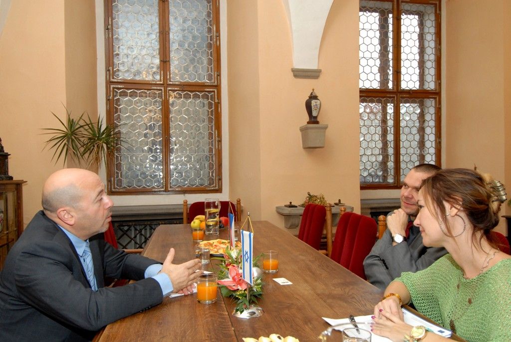 Mimořádný a zplnomocněný velvyslanec Izraele J. E. Gary Koren navštívil poprvé během svého čtyřměsíčního působení v České republice Plzeň. Kromě debaty se studenty Sportovního gymnázia, prohlídky Plzeňského Prazdroje a setkání na hejtmanství Plzeňského kraje zavítal na plzeňskou radnici, kde jej přijal primátor Martin Baxa. „Tradice dobrých vztahů mezi našimi zeměmi je dlouhodobá. Mojí prioritou je pracovat více s regiony a Plzeň je jedním z významných center České republiky,“ uvedl velvyslanec. Nabídl městu spolupráci jak v oblasti kulturní, tak ekonomické a nastínil rovněž možnost navázání partnerství mezi univerzitami. (foto: 10.12.2013)