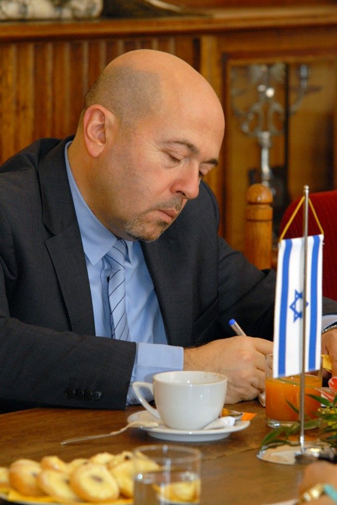 Mimořádný a zplnomocněný velvyslanec Izraele J. E. Gary Koren navštívil poprvé během svého čtyřměsíčního působení v České republice Plzeň. Kromě debaty se studenty Sportovního gymnázia, prohlídky Plzeňského Prazdroje a setkání na hejtmanství Plzeňského kraje zavítal na plzeňskou radnici, kde jej přijal primátor Martin Baxa. „Tradice dobrých vztahů mezi našimi zeměmi je dlouhodobá. Mojí prioritou je pracovat více s regiony a Plzeň je jedním z významných center České republiky,“ uvedl velvyslanec. Nabídl městu spolupráci jak v oblasti kulturní, tak ekonomické a nastínil rovněž možnost navázání partnerství mezi univerzitami. (foto: 10.12.2013)