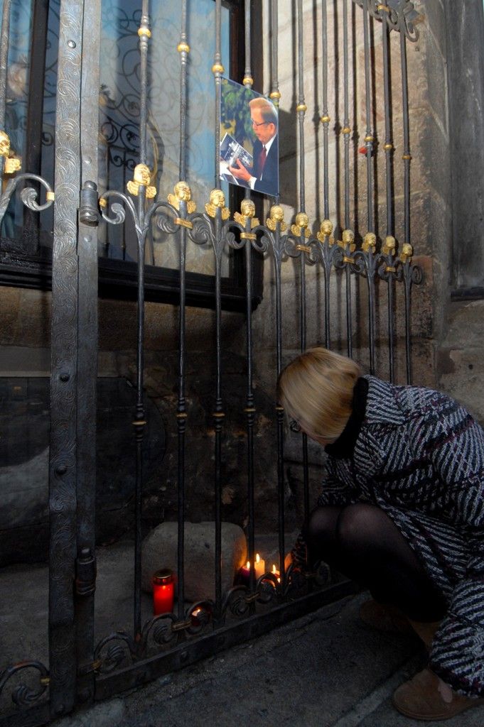 Před dvěma lety, 18. prosince 2011, zemřel první český prezident Václav Havel. Tehdy se lidé spontánně scházeli na náměstích a zapalovali svíčky. Položením květiny a rozsvícením svíčky uctili památku Václava Havla v den výročí jeho úmrtí za městskou správu primátor Martin Baxa a za římskokatolickou farnost Mons. Emil Soukup. Václav Havel, bojovník proti komunistickému režimu zemřel v 75 letech. (foto: 18.12.2013)