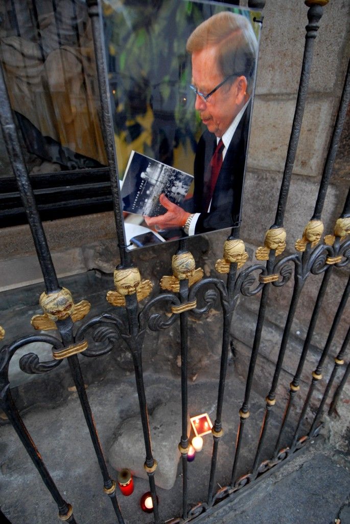 Před dvěma lety, 18. prosince 2011, zemřel první český prezident Václav Havel. Tehdy se lidé spontánně scházeli na náměstích a zapalovali svíčky. Položením květiny a rozsvícením svíčky uctili památku Václava Havla v den výročí jeho úmrtí za městskou správu primátor Martin Baxa a za římskokatolickou farnost Mons. Emil Soukup. Václav Havel, bojovník proti komunistickému režimu zemřel v 75 letech. (foto: 18.12.2013)