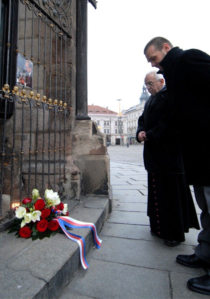 Před dvěma lety, 18. prosince 2011, zemřel první český prezident Václav Havel. Tehdy se lidé spontánně scházeli na náměstích a zapalovali svíčky. Položením květiny a rozsvícením svíčky uctili památku Václava Havla v den výročí jeho úmrtí za městskou správu primátor Martin Baxa a za římskokatolickou farnost Mons. Emil Soukup. Václav Havel, bojovník proti komunistickému režimu zemřel v 75 letech. (foto: 18.12.2013)