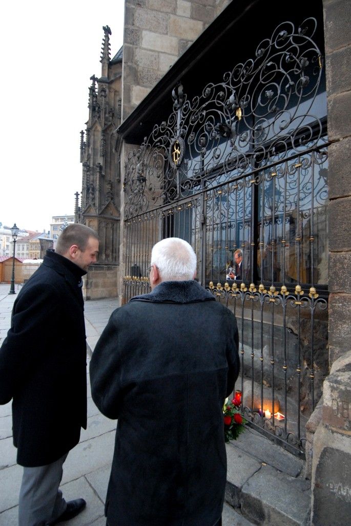 Před dvěma lety, 18. prosince 2011, zemřel první český prezident Václav Havel. Tehdy se lidé spontánně scházeli na náměstích a zapalovali svíčky. Položením květiny a rozsvícením svíčky uctili památku Václava Havla v den výročí jeho úmrtí za městskou správu primátor Martin Baxa a za římskokatolickou farnost Mons. Emil Soukup. Václav Havel, bojovník proti komunistickému režimu zemřel v 75 letech. (foto: 18.12.2013)