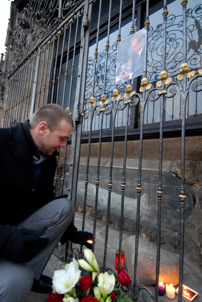 Před dvěma lety, 18. prosince 2011, zemřel první český prezident Václav Havel. Tehdy se lidé spontánně scházeli na náměstích a zapalovali svíčky. Položením květiny a rozsvícením svíčky uctili památku Václava Havla v den výročí jeho úmrtí za městskou správu primátor Martin Baxa a za římskokatolickou farnost Mons. Emil Soukup. Václav Havel, bojovník proti komunistickému režimu zemřel v 75 letech. (foto: 18.12.2013)