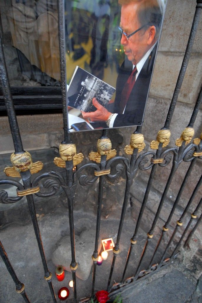 Před dvěma lety, 18. prosince 2011, zemřel první český prezident Václav Havel. Tehdy se lidé spontánně scházeli na náměstích a zapalovali svíčky. Položením květiny a rozsvícením svíčky uctili památku Václava Havla v den výročí jeho úmrtí za městskou správu primátor Martin Baxa a za římskokatolickou farnost Mons. Emil Soukup. Václav Havel, bojovník proti komunistickému režimu zemřel v 75 letech. (foto: 18.12.2013)
