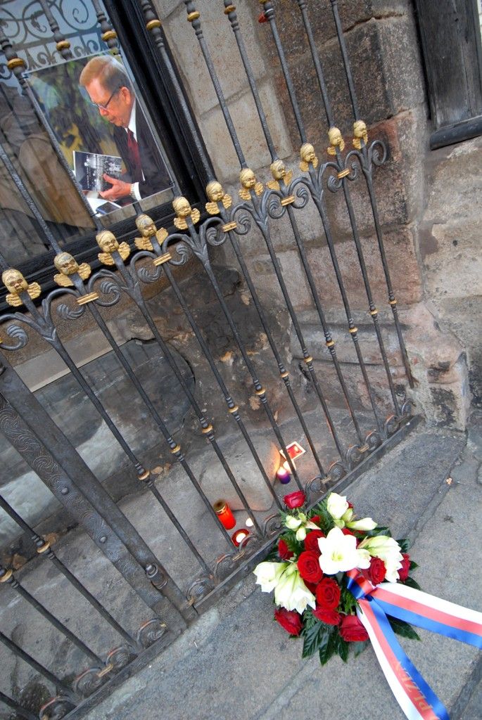 Před dvěma lety, 18. prosince 2011, zemřel první český prezident Václav Havel. Tehdy se lidé spontánně scházeli na náměstích a zapalovali svíčky. Položením květiny a rozsvícením svíčky uctili památku Václava Havla v den výročí jeho úmrtí za městskou správu primátor Martin Baxa a za římskokatolickou farnost Mons. Emil Soukup. Václav Havel, bojovník proti komunistickému režimu zemřel v 75 letech. (foto: 18.12.2013)