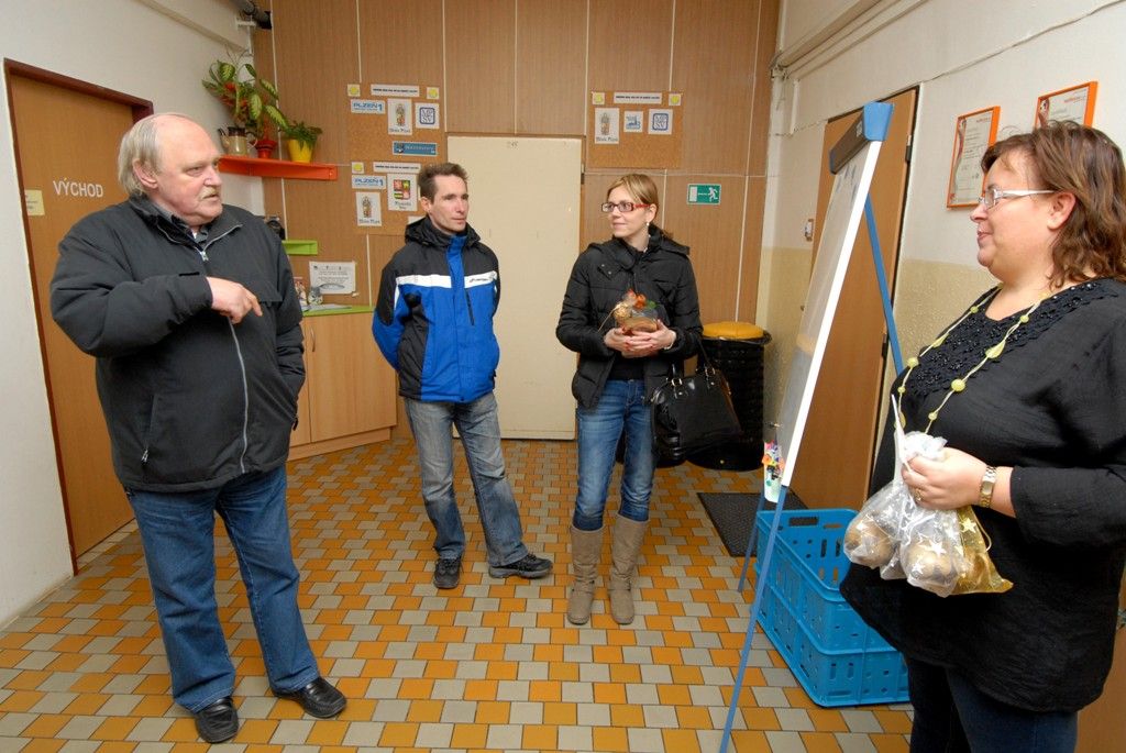 Putování po plzeňských sociálních zařízeních a rozdávání dárků těm, kteří tolik radosti nemají, se stalo pro členy vedení města mnohaletou tradicí. Každoročně navštěvují zařízení pro seniory, zdravotně postižené i opuštěné děti a snaží se jim zpříjemnit prožití vánočních svátků, které mnohdy nemohou trávit doma. Primátor Martin Baxa, náměstkyně Eva Herinková a Jiří Kuthan se vydali ve středu 18.12.2013 obdarovat klienty celkem dvanácti sociálních zařízení.