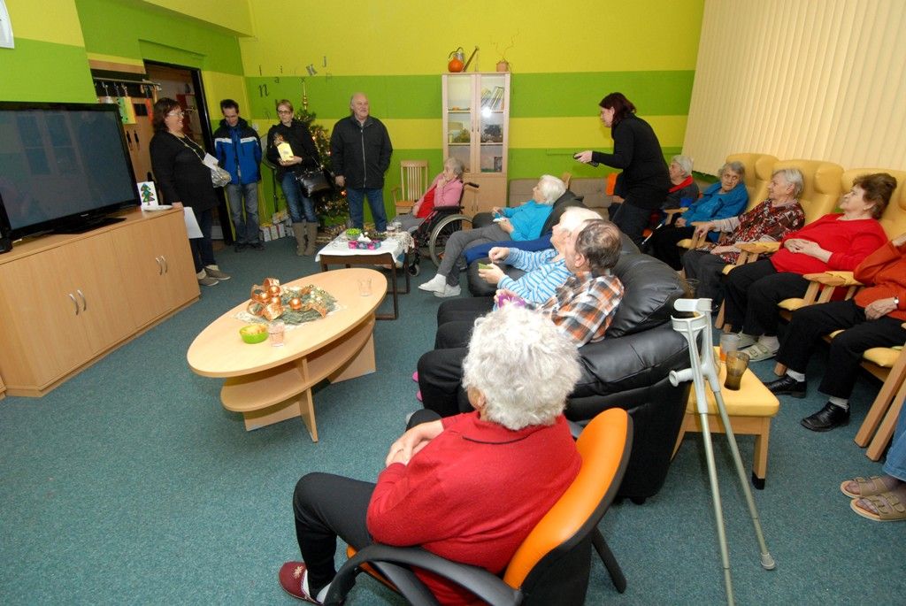 Putování po plzeňských sociálních zařízeních a rozdávání dárků těm, kteří tolik radosti nemají, se stalo pro členy vedení města mnohaletou tradicí. Každoročně navštěvují zařízení pro seniory, zdravotně postižené i opuštěné děti a snaží se jim zpříjemnit prožití vánočních svátků, které mnohdy nemohou trávit doma. Primátor Martin Baxa, náměstkyně Eva Herinková a Jiří Kuthan se vydali ve středu 18.12.2013 obdarovat klienty celkem dvanácti sociálních zařízení.