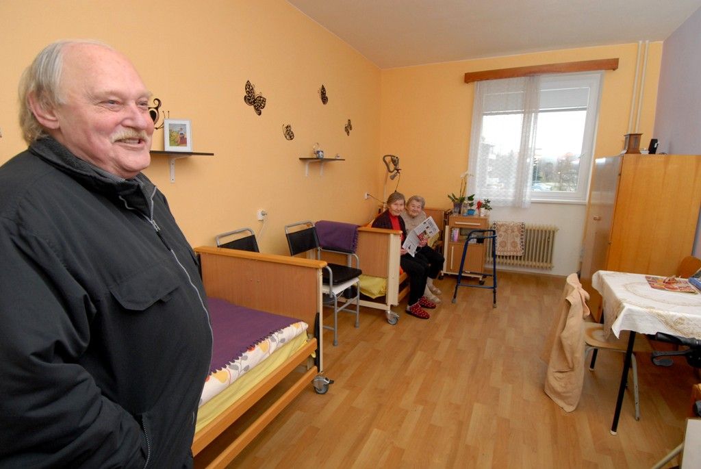 Putování po plzeňských sociálních zařízeních a rozdávání dárků těm, kteří tolik radosti nemají, se stalo pro členy vedení města mnohaletou tradicí. Každoročně navštěvují zařízení pro seniory, zdravotně postižené i opuštěné děti a snaží se jim zpříjemnit prožití vánočních svátků, které mnohdy nemohou trávit doma. Primátor Martin Baxa, náměstkyně Eva Herinková a Jiří Kuthan se vydali ve středu 18.12.2013 obdarovat klienty celkem dvanácti sociálních zařízení.