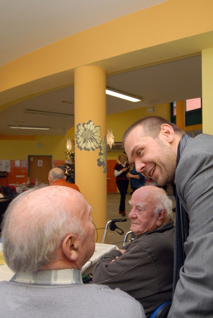 Putování po plzeňských sociálních zařízeních a rozdávání dárků těm, kteří tolik radosti nemají, se stalo pro členy vedení města mnohaletou tradicí. Každoročně navštěvují zařízení pro seniory, zdravotně postižené i opuštěné děti a snaží se jim zpříjemnit prožití vánočních svátků, které mnohdy nemohou trávit doma. Primátor Martin Baxa, náměstkyně Eva Herinková a Jiří Kuthan se vydali ve středu 18.12.2013 obdarovat klienty celkem dvanácti sociálních zařízení.