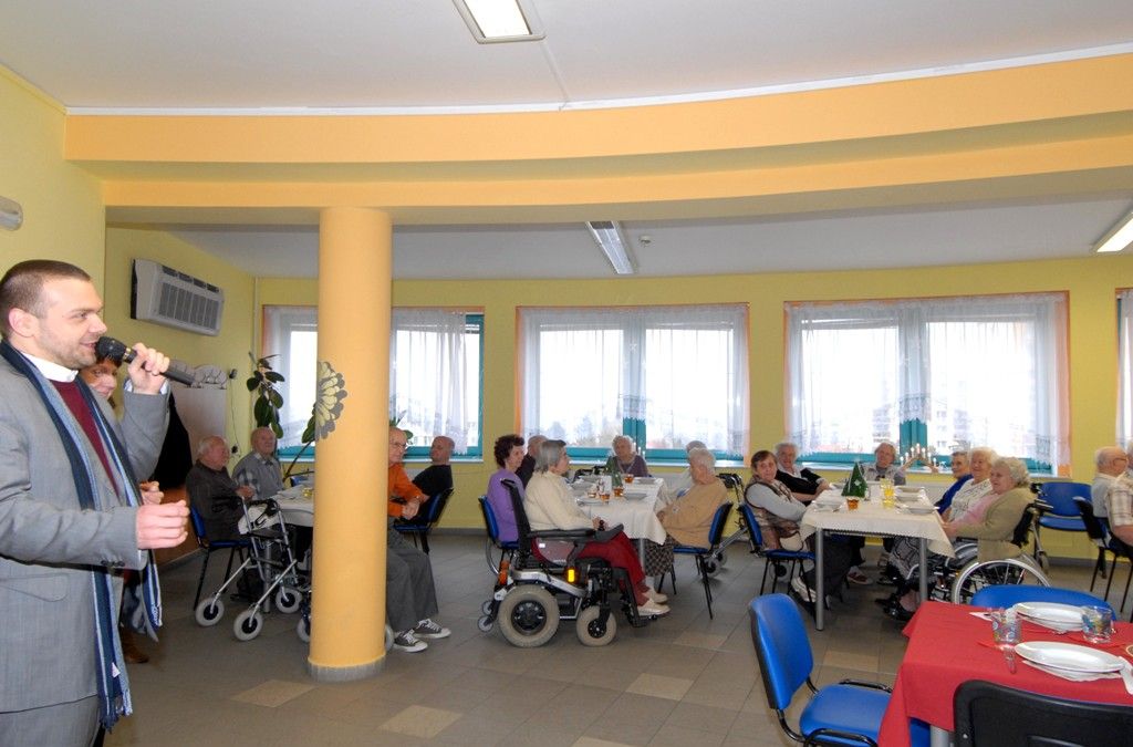 Putování po plzeňských sociálních zařízeních a rozdávání dárků těm, kteří tolik radosti nemají, se stalo pro členy vedení města mnohaletou tradicí. Každoročně navštěvují zařízení pro seniory, zdravotně postižené i opuštěné děti a snaží se jim zpříjemnit prožití vánočních svátků, které mnohdy nemohou trávit doma. Primátor Martin Baxa, náměstkyně Eva Herinková a Jiří Kuthan se vydali ve středu 18.12.2013 obdarovat klienty celkem dvanácti sociálních zařízení.