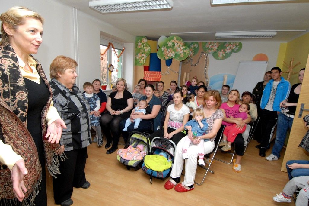 Putování po plzeňských sociálních zařízeních a rozdávání dárků těm, kteří tolik radosti nemají, se stalo pro členy vedení města mnohaletou tradicí. Každoročně navštěvují zařízení pro seniory, zdravotně postižené i opuštěné děti a snaží se jim zpříjemnit prožití vánočních svátků, které mnohdy nemohou trávit doma. Primátor Martin Baxa, náměstkyně Eva Herinková a Jiří Kuthan se vydali ve středu 18.12.2013 obdarovat klienty celkem dvanácti sociálních zařízení.