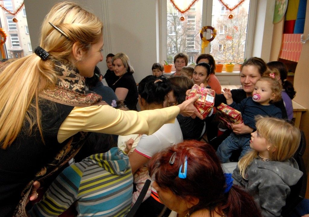 Putování po plzeňských sociálních zařízeních a rozdávání dárků těm, kteří tolik radosti nemají, se stalo pro členy vedení města mnohaletou tradicí. Každoročně navštěvují zařízení pro seniory, zdravotně postižené i opuštěné děti a snaží se jim zpříjemnit prožití vánočních svátků, které mnohdy nemohou trávit doma. Primátor Martin Baxa, náměstkyně Eva Herinková a Jiří Kuthan se vydali ve středu 18.12.2013 obdarovat klienty celkem dvanácti sociálních zařízení.