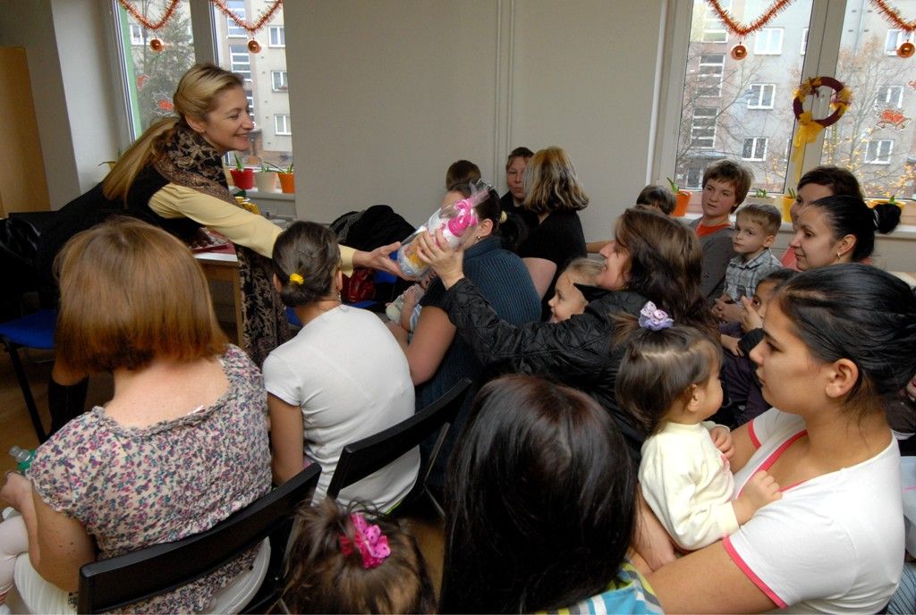 Putování po plzeňských sociálních zařízeních a rozdávání dárků těm, kteří tolik radosti nemají, se stalo pro členy vedení města mnohaletou tradicí. Každoročně navštěvují zařízení pro seniory, zdravotně postižené i opuštěné děti a snaží se jim zpříjemnit prožití vánočních svátků, které mnohdy nemohou trávit doma. Primátor Martin Baxa, náměstkyně Eva Herinková a Jiří Kuthan se vydali ve středu 18.12.2013 obdarovat klienty celkem dvanácti sociálních zařízení.