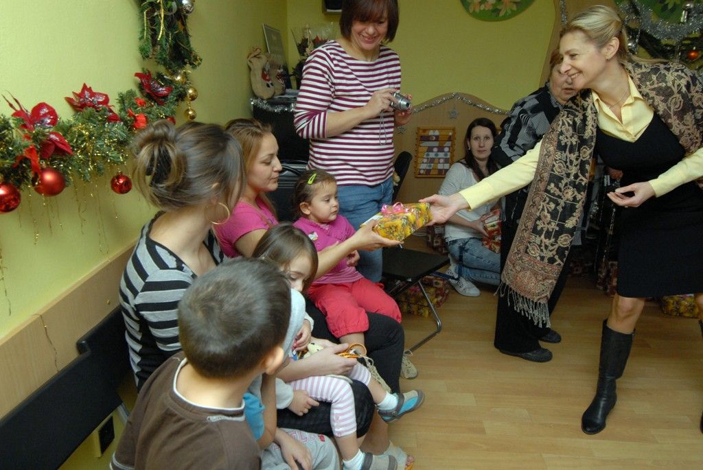 Putování po plzeňských sociálních zařízeních a rozdávání dárků těm, kteří tolik radosti nemají, se stalo pro členy vedení města mnohaletou tradicí. Každoročně navštěvují zařízení pro seniory, zdravotně postižené i opuštěné děti a snaží se jim zpříjemnit prožití vánočních svátků, které mnohdy nemohou trávit doma. Primátor Martin Baxa, náměstkyně Eva Herinková a Jiří Kuthan se vydali ve středu 18.12.2013 obdarovat klienty celkem dvanácti sociálních zařízení.