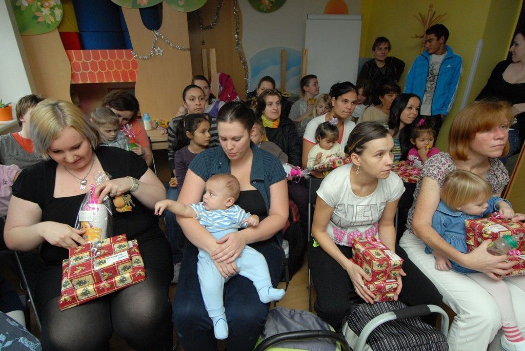 Putování po plzeňských sociálních zařízeních a rozdávání dárků těm, kteří tolik radosti nemají, se stalo pro členy vedení města mnohaletou tradicí. Každoročně navštěvují zařízení pro seniory, zdravotně postižené i opuštěné děti a snaží se jim zpříjemnit prožití vánočních svátků, které mnohdy nemohou trávit doma. Primátor Martin Baxa, náměstkyně Eva Herinková a Jiří Kuthan se vydali ve středu 18.12.2013 obdarovat klienty celkem dvanácti sociálních zařízení.