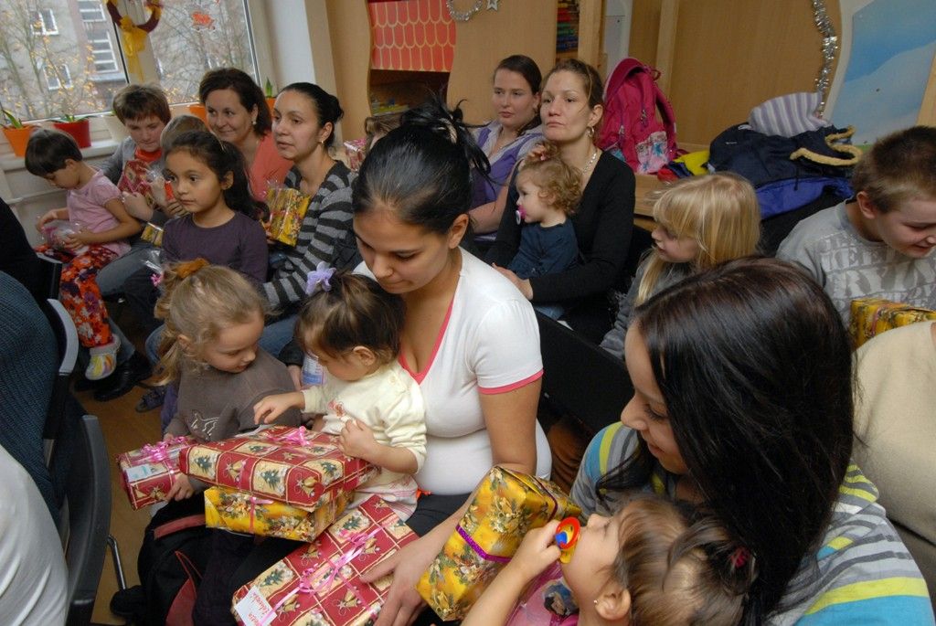 Putování po plzeňských sociálních zařízeních a rozdávání dárků těm, kteří tolik radosti nemají, se stalo pro členy vedení města mnohaletou tradicí. Každoročně navštěvují zařízení pro seniory, zdravotně postižené i opuštěné děti a snaží se jim zpříjemnit prožití vánočních svátků, které mnohdy nemohou trávit doma. Primátor Martin Baxa, náměstkyně Eva Herinková a Jiří Kuthan se vydali ve středu 18.12.2013 obdarovat klienty celkem dvanácti sociálních zařízení.