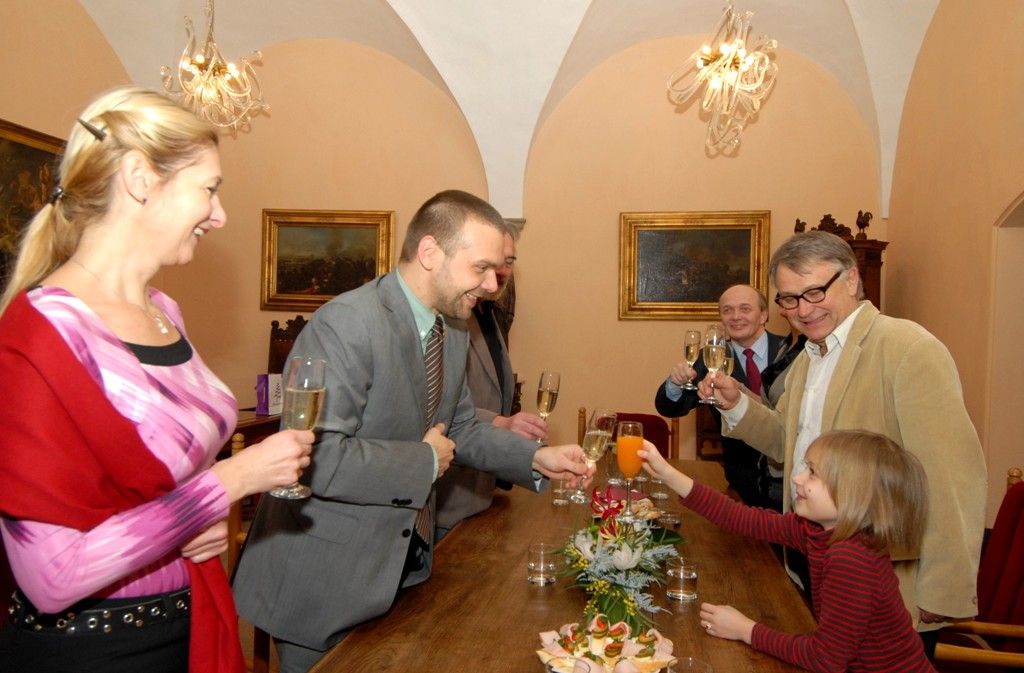 Herec, režisér a divadelní dramatik Antonín Procházka je se západočeskou metropolí natolik spjat, že si často mnozí myslí, že je plzeňským rodákem. Ač pochází z Kroměříže, většinu svého profesního života spojil s plzeňskými divadelními prkny. Letos na Boží hod, tedy 25. prosince, oslaví takzvaný Plzeňský Moliére, autor třinácti divadelních her převážně komediální povahy, životní jubileum. Při této příležitosti jej k přátelskému posezení pozvali primátor Martin Baxa a náměstkyně Eva Herinková, aby mu osobně pogratulovali. (foto: 20.12.2013)