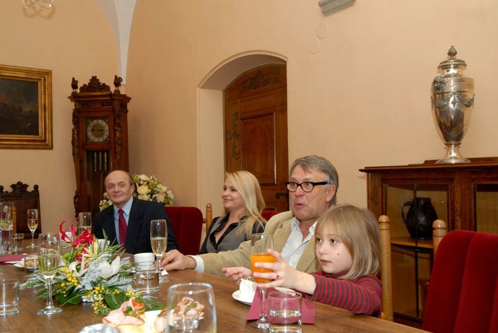 Herec, režisér a divadelní dramatik Antonín Procházka je se západočeskou metropolí natolik spjat, že si často mnozí myslí, že je plzeňským rodákem. Ač pochází z Kroměříže, většinu svého profesního života spojil s plzeňskými divadelními prkny. Letos na Boží hod, tedy 25. prosince, oslaví takzvaný Plzeňský Moliére, autor třinácti divadelních her převážně komediální povahy, životní jubileum. Při této příležitosti jej k přátelskému posezení pozvali primátor Martin Baxa a náměstkyně Eva Herinková, aby mu osobně pogratulovali. (foto: 20.12.2013)
