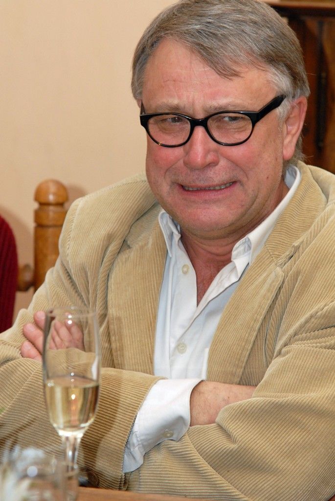 Herec, režisér a divadelní dramatik Antonín Procházka je se západočeskou metropolí natolik spjat, že si často mnozí myslí, že je plzeňským rodákem. Ač pochází z Kroměříže, většinu svého profesního života spojil s plzeňskými divadelními prkny. Letos na Boží hod, tedy 25. prosince, oslaví takzvaný Plzeňský Moliére, autor třinácti divadelních her převážně komediální povahy, životní jubileum. Při této příležitosti jej k přátelskému posezení pozvali primátor Martin Baxa a náměstkyně Eva Herinková, aby mu osobně pogratulovali. (foto: 20.12.2013)