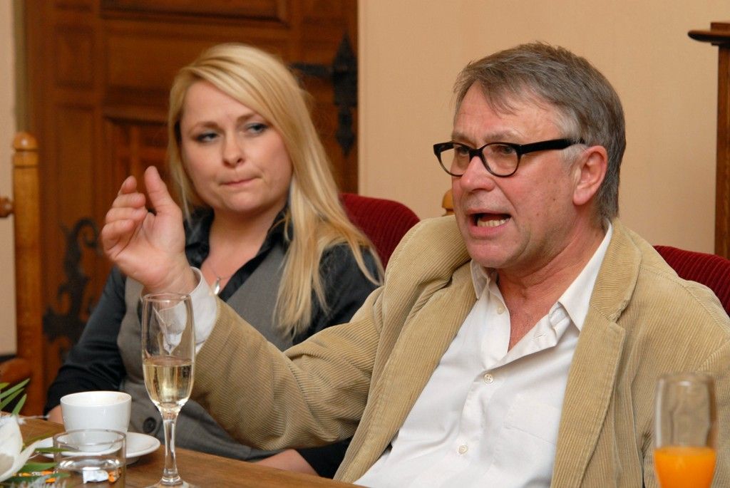 Herec, režisér a divadelní dramatik Antonín Procházka je se západočeskou metropolí natolik spjat, že si často mnozí myslí, že je plzeňským rodákem. Ač pochází z Kroměříže, většinu svého profesního života spojil s plzeňskými divadelními prkny. Letos na Boží hod, tedy 25. prosince, oslaví takzvaný Plzeňský Moliére, autor třinácti divadelních her převážně komediální povahy, životní jubileum. Při této příležitosti jej k přátelskému posezení pozvali primátor Martin Baxa a náměstkyně Eva Herinková, aby mu osobně pogratulovali. (foto: 20.12.2013)