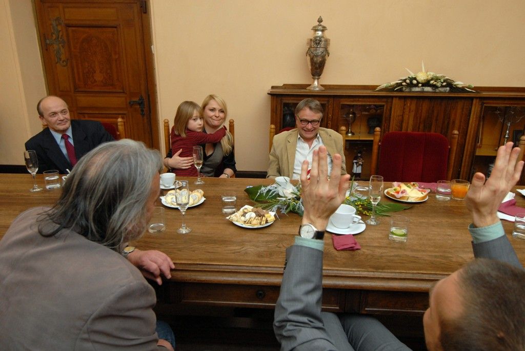 Herec, režisér a divadelní dramatik Antonín Procházka je se západočeskou metropolí natolik spjat, že si často mnozí myslí, že je plzeňským rodákem. Ač pochází z Kroměříže, většinu svého profesního života spojil s plzeňskými divadelními prkny. Letos na Boží hod, tedy 25. prosince, oslaví takzvaný Plzeňský Moliére, autor třinácti divadelních her převážně komediální povahy, životní jubileum. Při této příležitosti jej k přátelskému posezení pozvali primátor Martin Baxa a náměstkyně Eva Herinková, aby mu osobně pogratulovali. (foto: 20.12.2013)