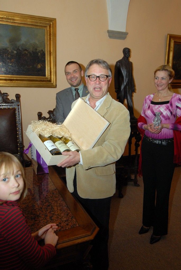 Herec, režisér a divadelní dramatik Antonín Procházka je se západočeskou metropolí natolik spjat, že si často mnozí myslí, že je plzeňským rodákem. Ač pochází z Kroměříže, většinu svého profesního života spojil s plzeňskými divadelními prkny. Letos na Boží hod, tedy 25. prosince, oslaví takzvaný Plzeňský Moliére, autor třinácti divadelních her převážně komediální povahy, životní jubileum. Při této příležitosti jej k přátelskému posezení pozvali primátor Martin Baxa a náměstkyně Eva Herinková, aby mu osobně pogratulovali. (foto: 20.12.2013)