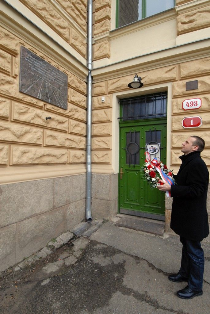 Památku plzeňských Židů, kteří byli mezi 17. a 26. lednem 1942 ve třech velkých skupinách vyvezeni do pevnostního města Terezín, uctil 17.1.2014 položením květin u pamětní desky na budově Sokola Plzeň ve Štruncových sadech primátor Martin Baxa. Právě v budově Sokola byly stovky mužů, žen a dětí několik dnů internovány. V určené dny odjezdu 17., 22. a 26. ledna je k vlakům po skupinách odváděly strážné oddíly německé okupační armády. Spolu s plzeňskými odjelo dalších 540 židů z blízkého či vzdálenějšího okolí. Plzeňské transporty byly mezi ostatními z měst na území protektorátu jedny z prvních. Z více než dvou tisíc lidí deportovaných v roce 1942 do Terezína se konce války dožily 204 osoby.
