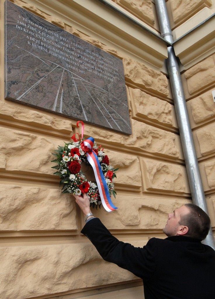 Památku plzeňských Židů, kteří byli mezi 17. a 26. lednem 1942 ve třech velkých skupinách vyvezeni do pevnostního města Terezín, uctil 17.1.2014 položením květin u pamětní desky na budově Sokola Plzeň ve Štruncových sadech primátor Martin Baxa. Právě v budově Sokola byly stovky mužů, žen a dětí několik dnů internovány. V určené dny odjezdu 17., 22. a 26. ledna je k vlakům po skupinách odváděly strážné oddíly německé okupační armády. Spolu s plzeňskými odjelo dalších 540 židů z blízkého či vzdálenějšího okolí. Plzeňské transporty byly mezi ostatními z měst na území protektorátu jedny z prvních. Z více než dvou tisíc lidí deportovaných v roce 1942 do Terezína se konce války dožily 204 osoby.