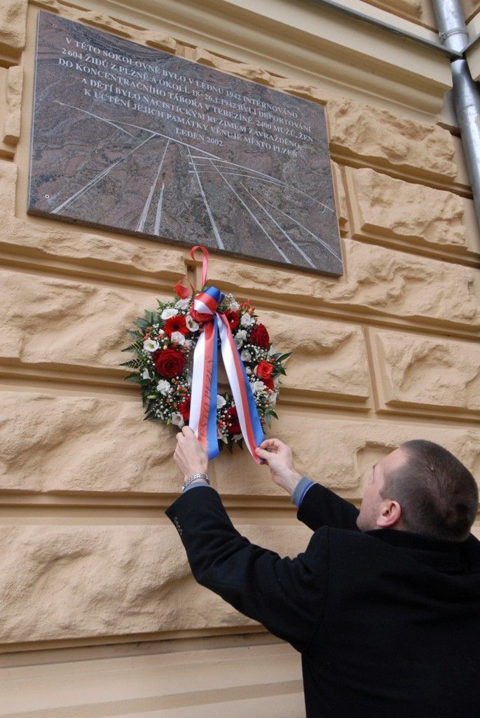 Památku plzeňských Židů, kteří byli mezi 17. a 26. lednem 1942 ve třech velkých skupinách vyvezeni do pevnostního města Terezín, uctil 17.1.2014 položením květin u pamětní desky na budově Sokola Plzeň ve Štruncových sadech primátor Martin Baxa. Právě v budově Sokola byly stovky mužů, žen a dětí několik dnů internovány. V určené dny odjezdu 17., 22. a 26. ledna je k vlakům po skupinách odváděly strážné oddíly německé okupační armády. Spolu s plzeňskými odjelo dalších 540 židů z blízkého či vzdálenějšího okolí. Plzeňské transporty byly mezi ostatními z měst na území protektorátu jedny z prvních. Z více než dvou tisíc lidí deportovaných v roce 1942 do Terezína se konce války dožily 204 osoby.